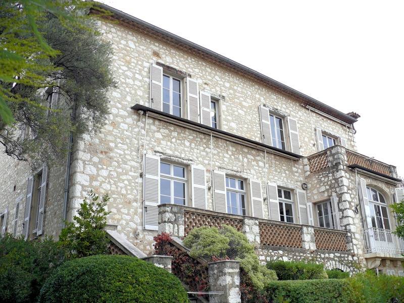 Fachada do Museu Renoir, na antiga casa do pintor em Cagnes-sur-Mer, no sul da França, alvo do furto de três pinturas nesta terça-feira (Foto: Wikimedia Commons / MOSSOT, CC BY-SA 3.0)