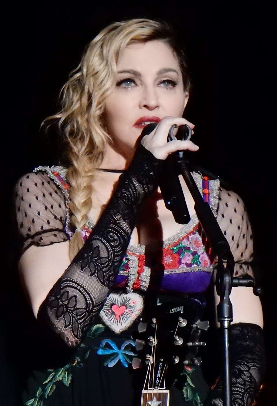Madonna durante apresentação da The Celebration Tour, em Londres