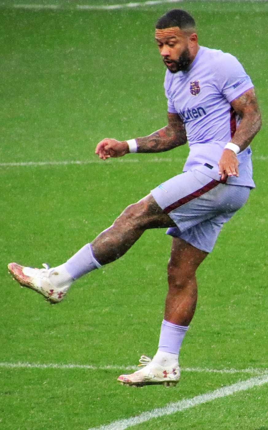O atacante Memphis Depay em campo pelo Corinthians