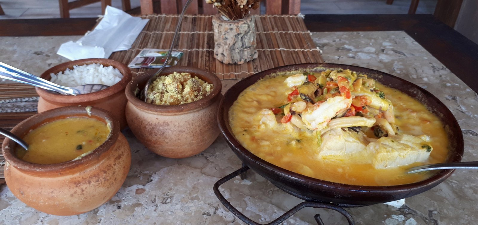 Moqueca de frutos do mar servida em panela de barro, prato típico da Bahia (Foto: Just a Brazilian man/Wikimedia Commons, CC BY 2.0)