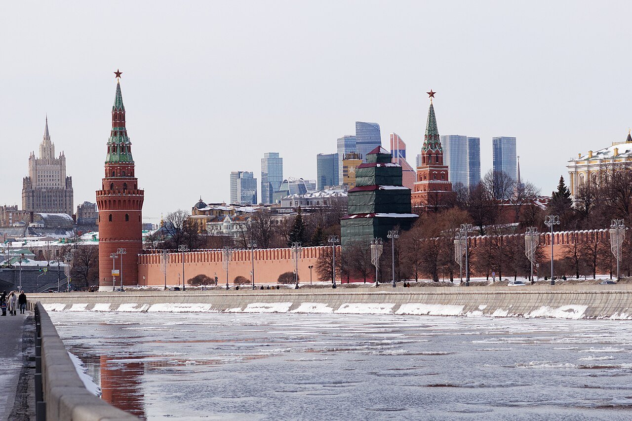 Vista do centro financeiro de Moscou sobre o Kremlin (Foto: Wikimedia Commons, CC0)
