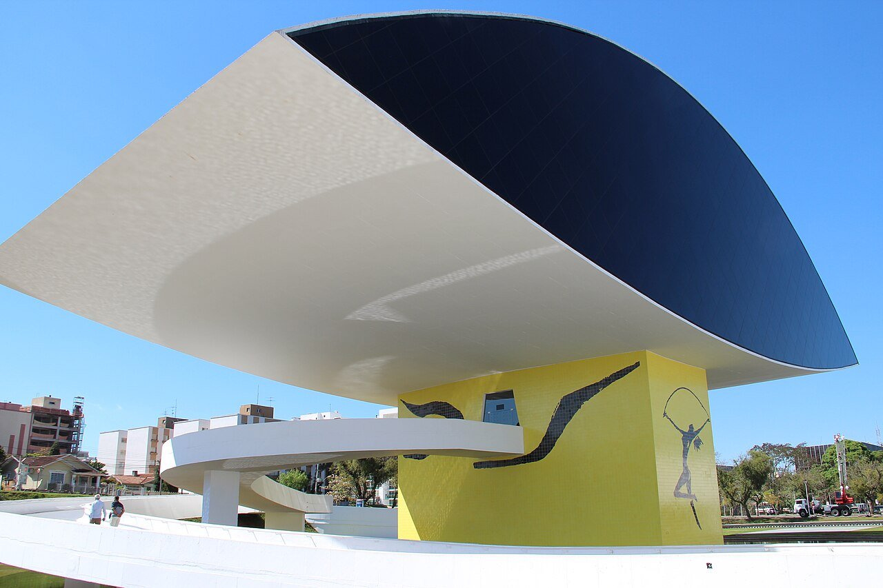 Anexo em formato de olho do Museu Oscar Niemeyer, em Curitiba