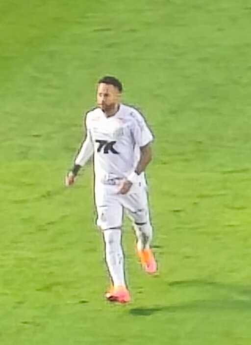 Neymar em campo com a camisa do Santos durante partida do Campeonato Brasileiro (Foto: BrazilianDude70, Wikimedia Commons, CC0)