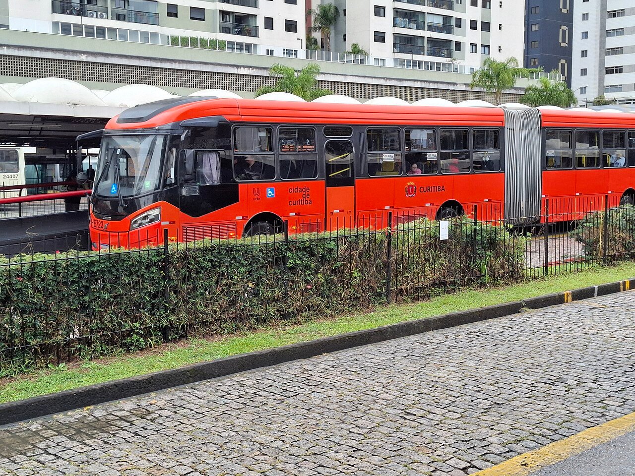Ônibus biarticulado da Rede Integrada de Transporte de Curitiba