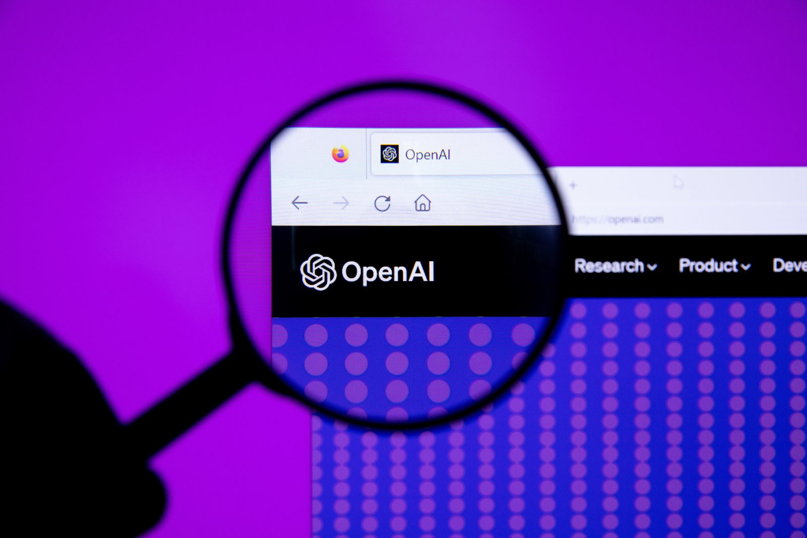Lupa em primeiro plano ampliando o logotipo da OpenAI exibido em um navegador, sobre fundo roxo