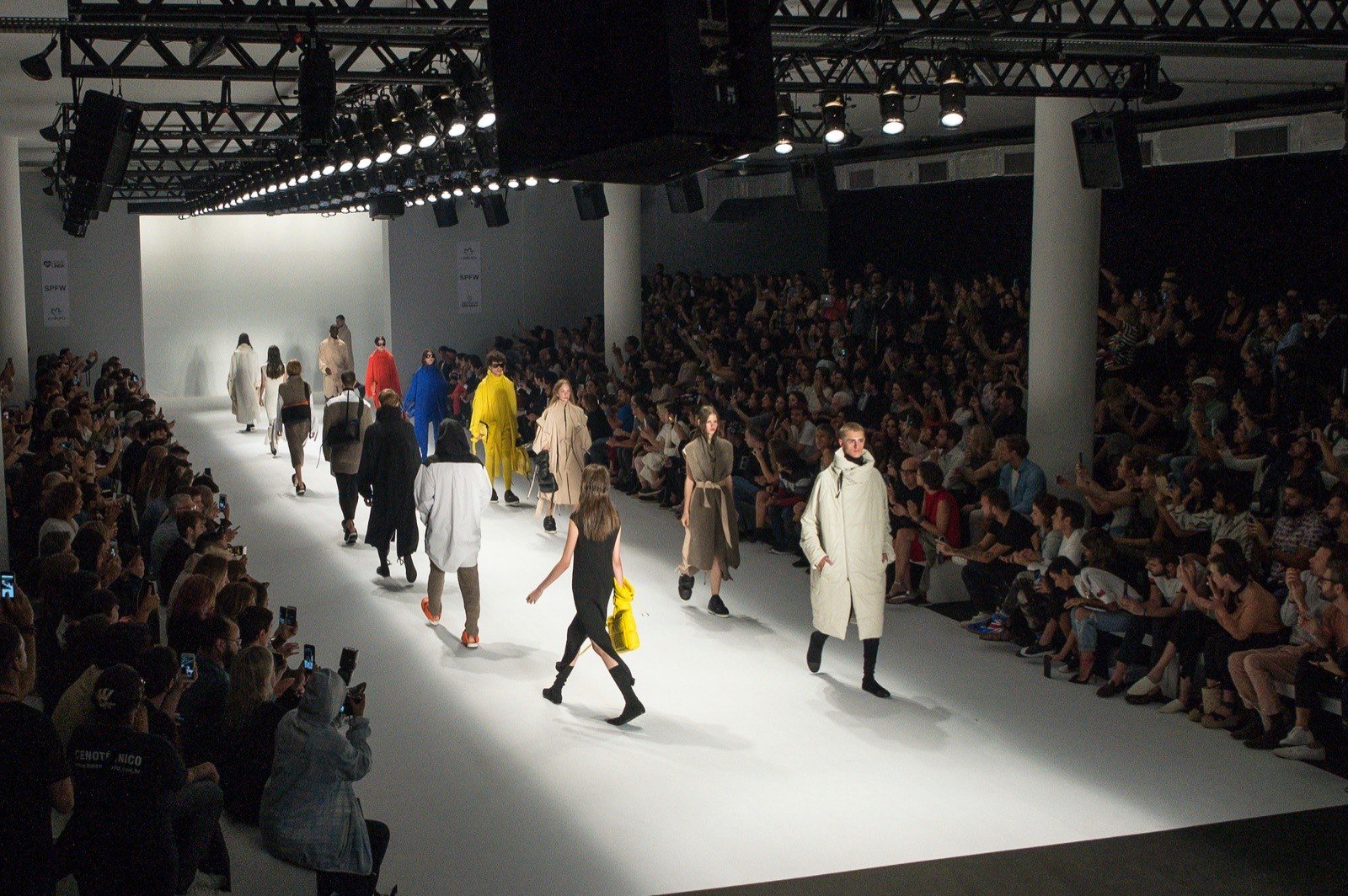 Desfile na passarela da São Paulo Fashion Week (Foto: Hugo Schneider/Wikimedia Commons, CC BY 2.0)