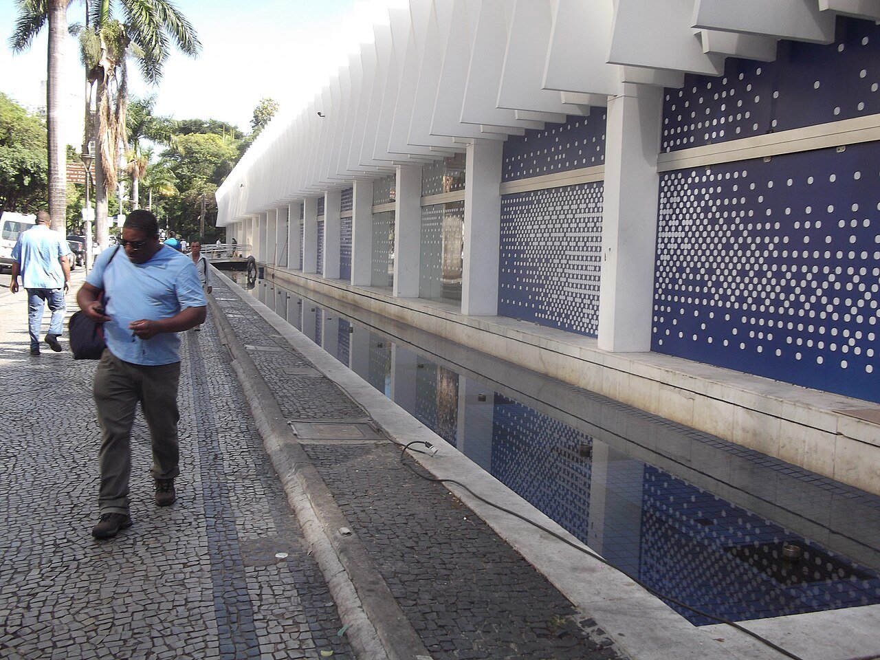 Fachada do Palácio das Artes, visto da Avenida Afonso Pena, em Belo Horizonte