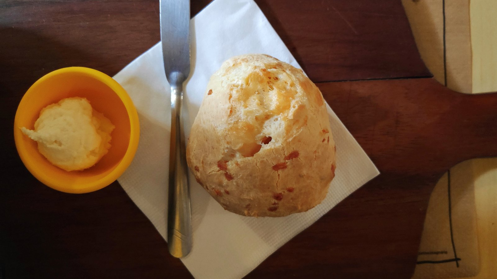 Pão de queijo recém-assado servido em mesa de madeira, na Pão de Queijaria de Belo Horizonte (Foto: Melsj/Wikimedia Commons, CC BY-SA 4.0)