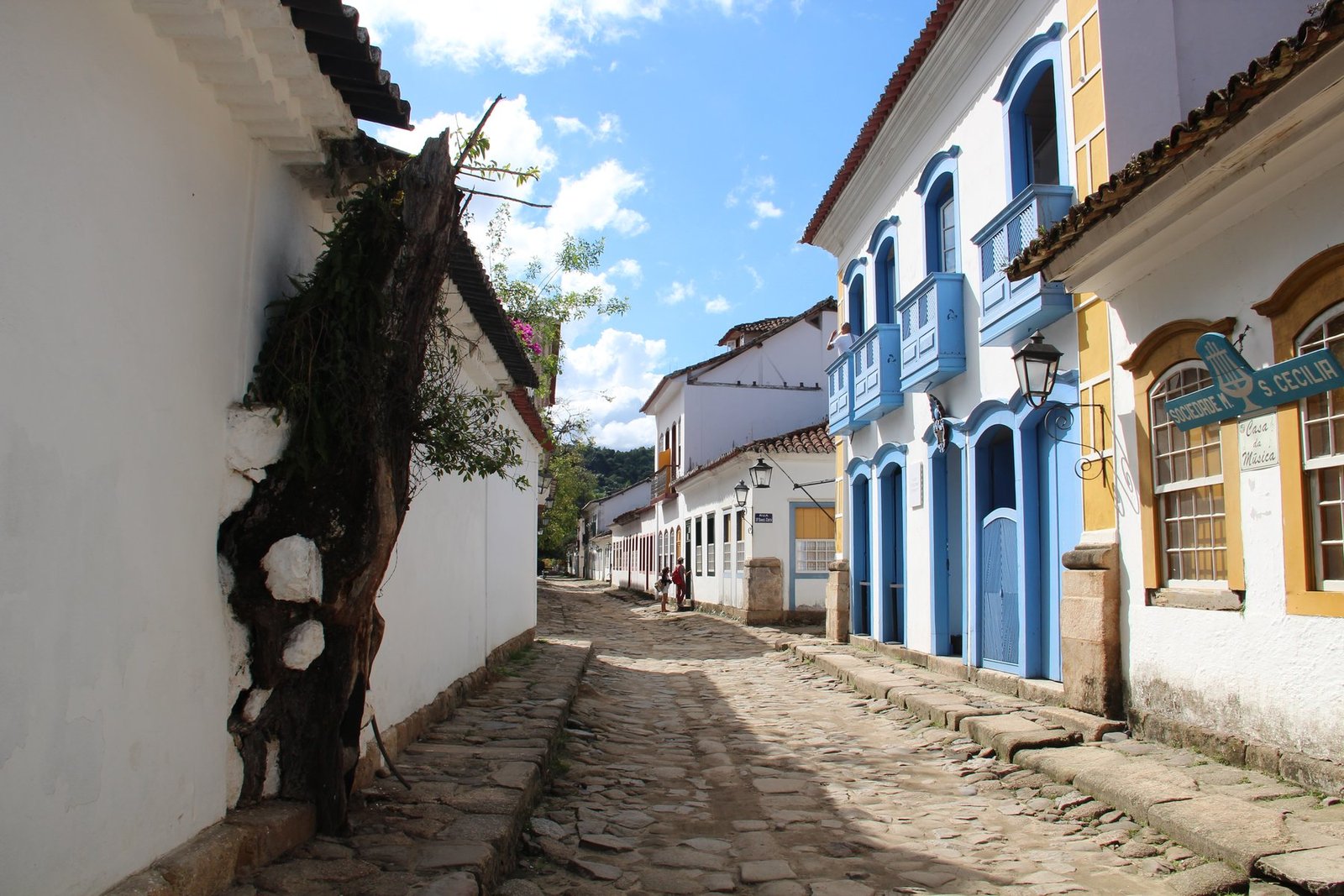 Ruas de pedra e casario colonial do centro histórico de Paraty