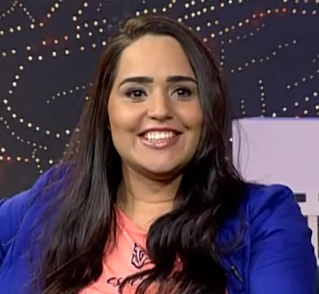 Perlla sorrindo em entrevista de TV (Foto: Boas Novas/YouTube via Wikimedia Commons, CC BY 3.0)