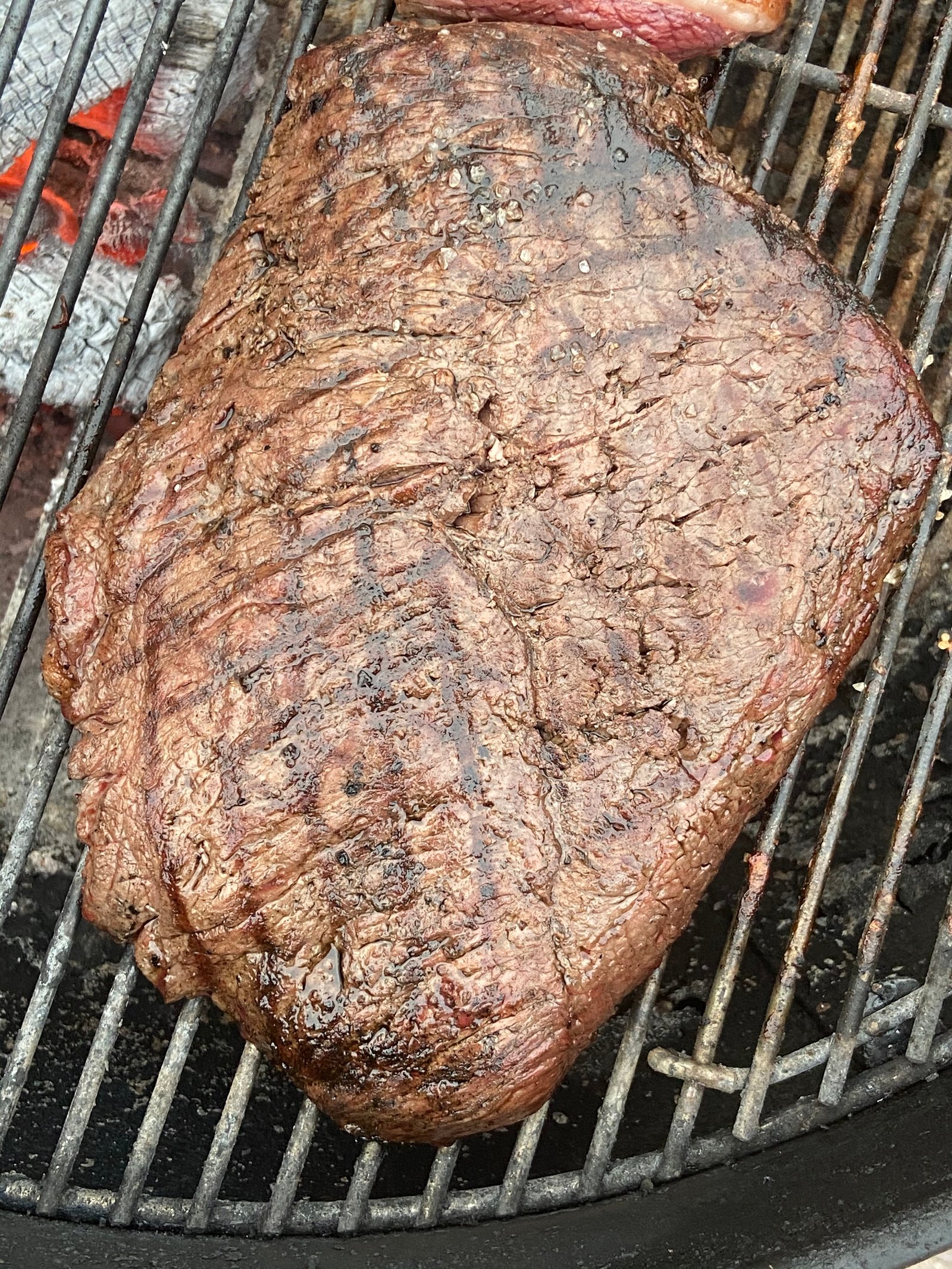 Picanha grelhada na churrasqueira, com marcas de brasa (Foto: Darubrub/Wikimedia Commons, CC BY-SA 4.0)