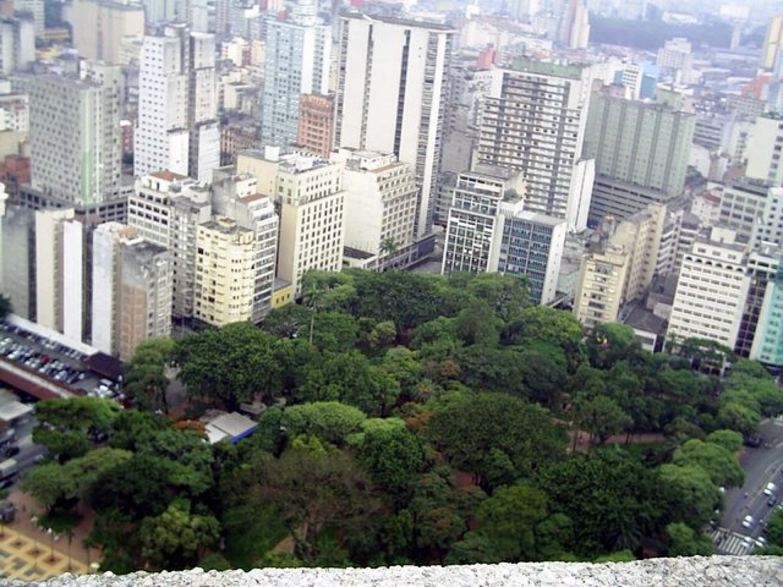Vista aérea da Praça da República, no centro de São Paulo, cercada de prédios