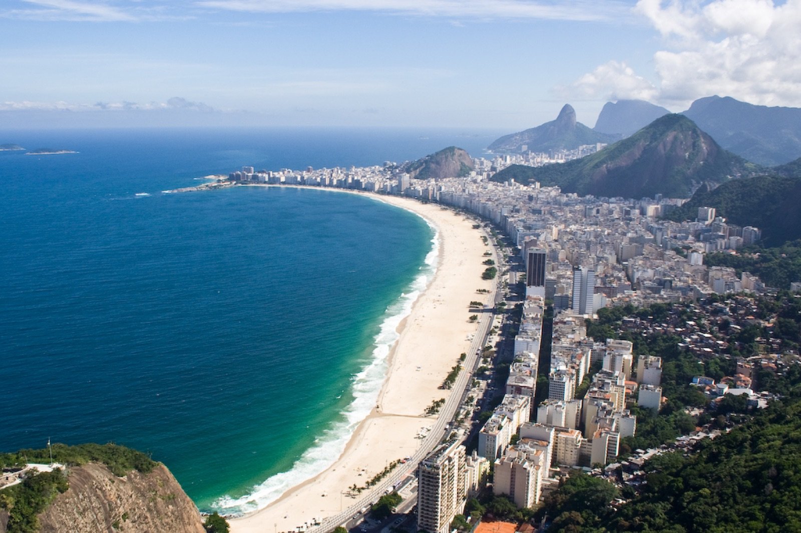 Praia de Copacabana vista do calçadão. Foto: bisonlux/Flickr via Wikimedia Commons, CC BY 2.0