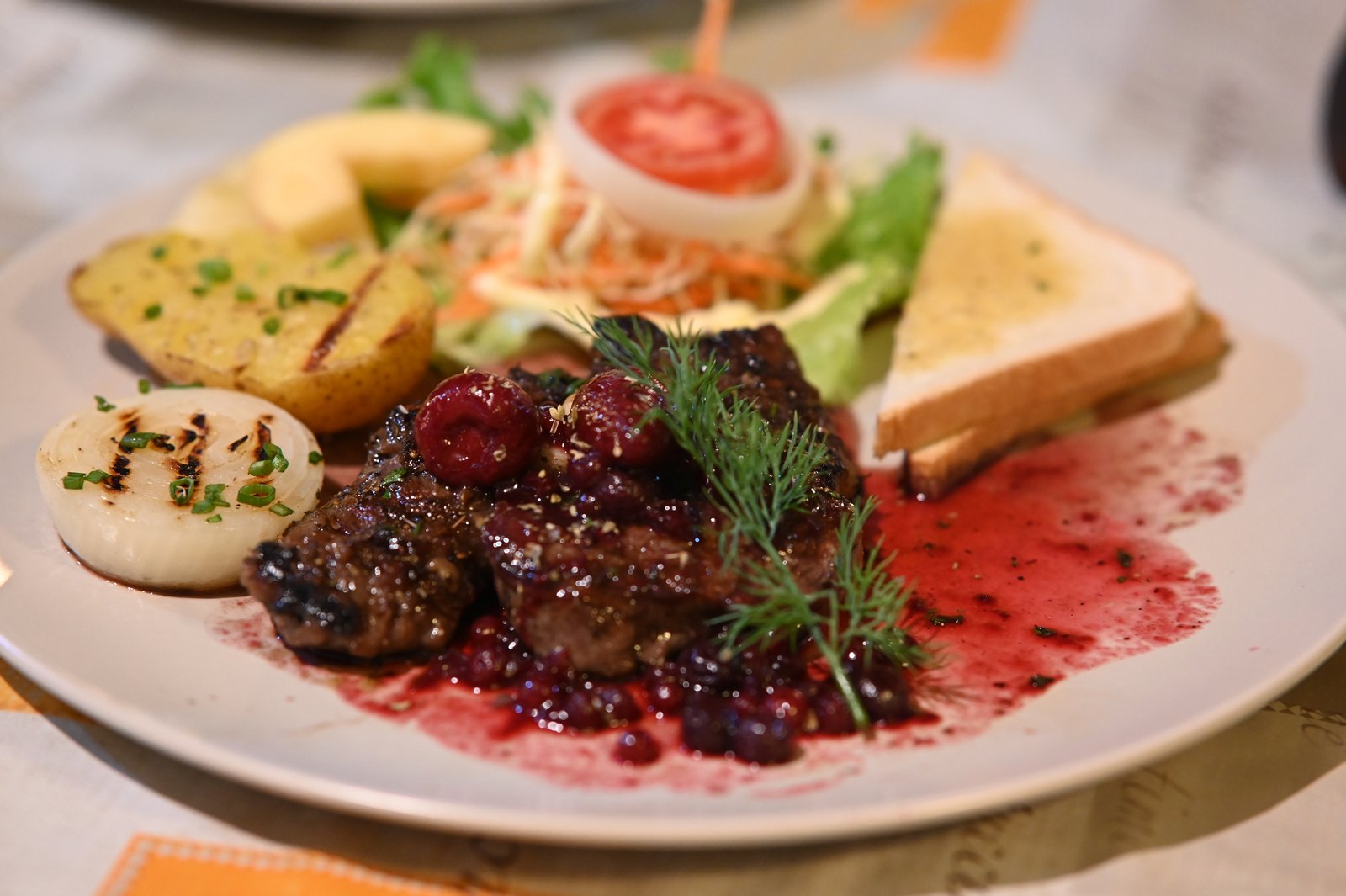 Prato de alta gastronomia com carne grelhada e molho de frutas vermelhas (Foto: PattayaPatrol/Wikimedia Commons, CC BY-SA 4.0)