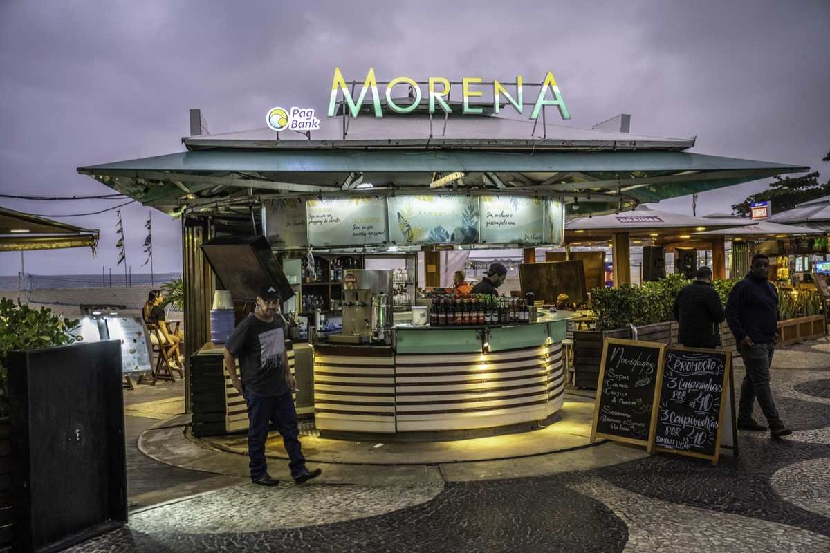 Quiosque Morena no calçadão da Avenida Atlântica, na orla de Copacabana, no Rio de Janeiro (Foto: Wilfredor/Wikimedia Commons, domínio público CC0)