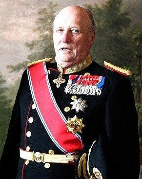Rei Harald V da Noruega em retrato oficial, de uniforme militar cerimonial com condecorações