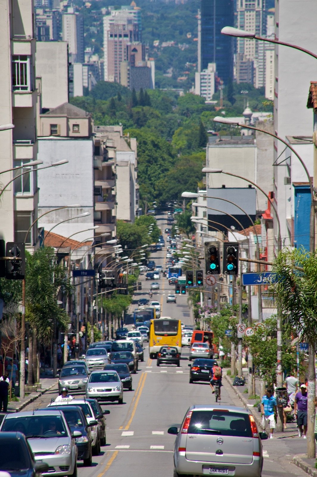 Vista de cima da Rua Augusta, em São Paulo, com trânsito e árvores nas laterais