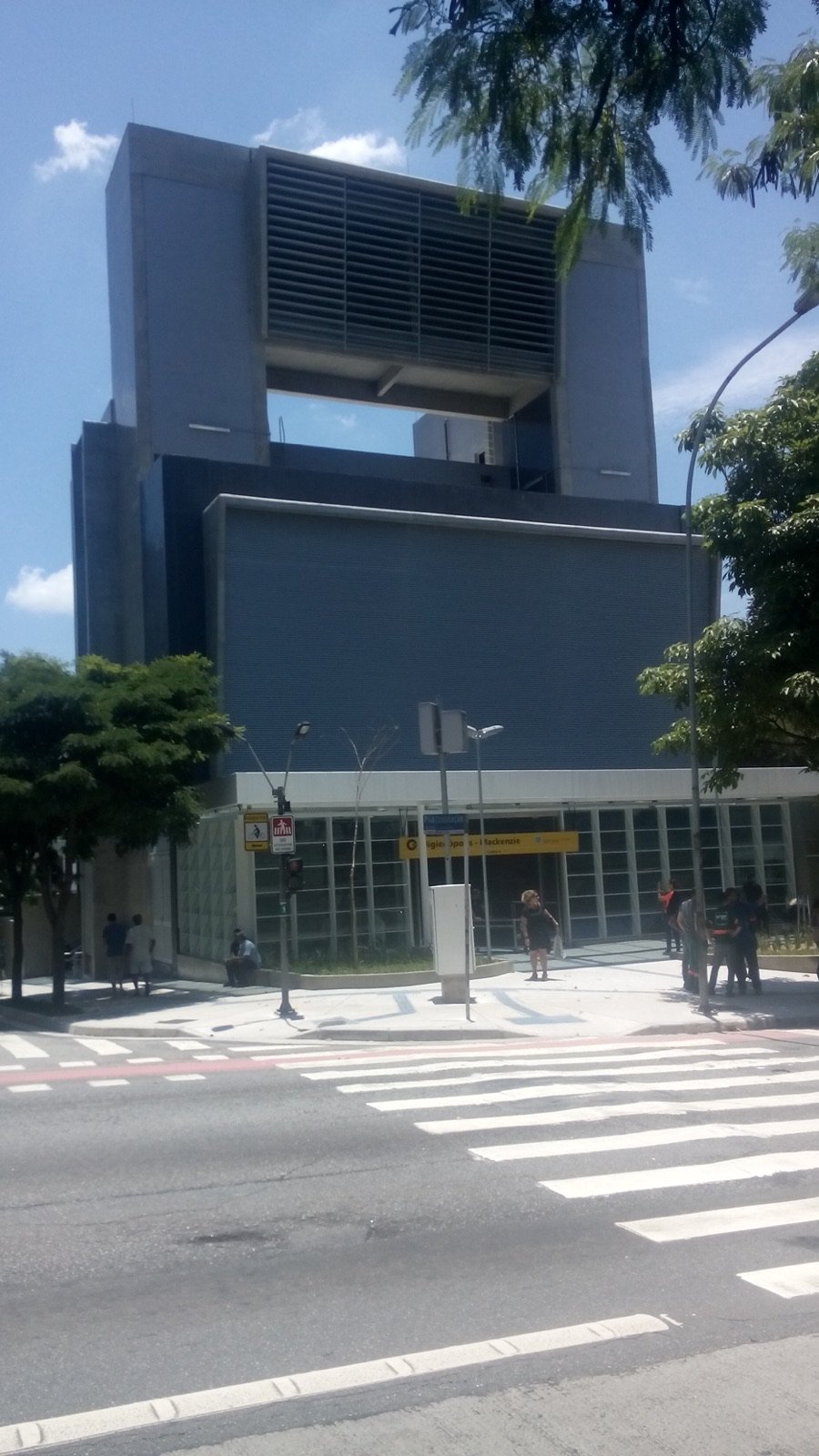 Esquina da Rua da Consolação com entrada da estação de metrô Higienópolis-Mackenzie