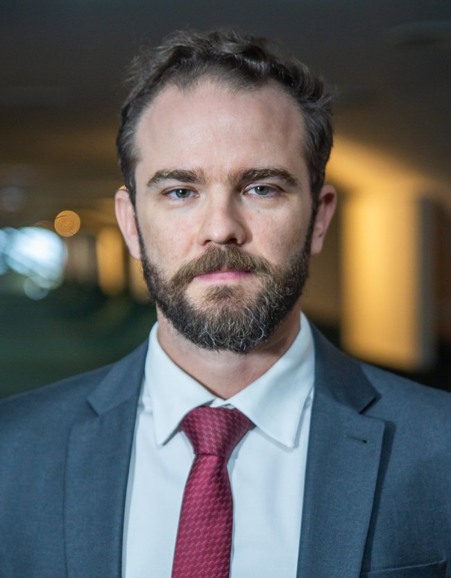 Dario Durigan, ministro da Fazenda, de terno cinza e gravata vinho, em retrato close-up