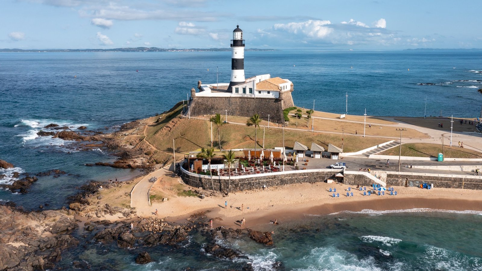 Vista aérea do Forte de Santo Antônio e do Farol da Barra, em Salvador