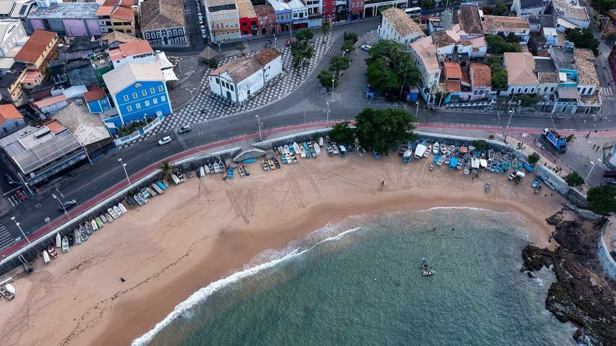 Vista aérea da praia e do casario do Rio Vermelho, bairro boêmio e gastronômico de Salvador (Foto: Paul R. Burley/Wikimedia Commons, CC BY-SA 4.0)