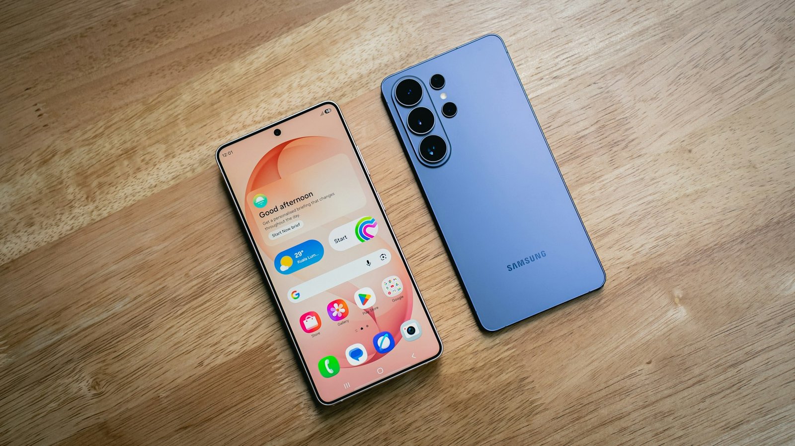 Dois smartphones modernos lado a lado sobre mesa de madeira