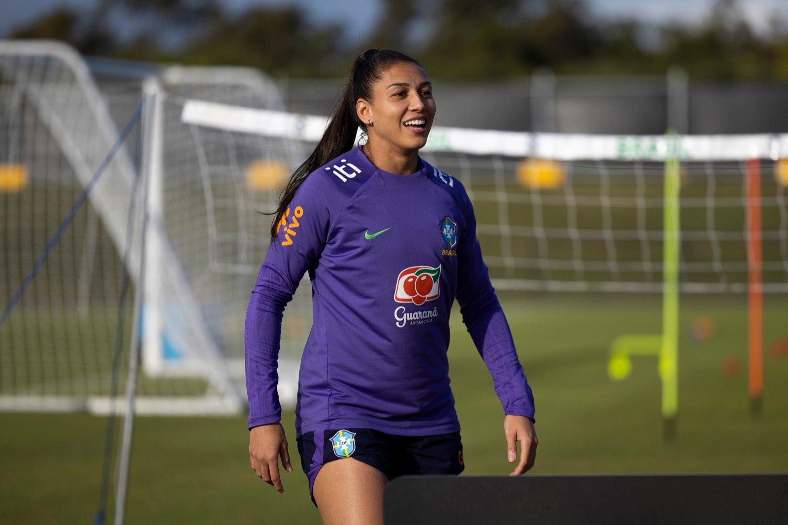 Jogadora da Seleção Brasileira Feminina durante treino em campo de futebol