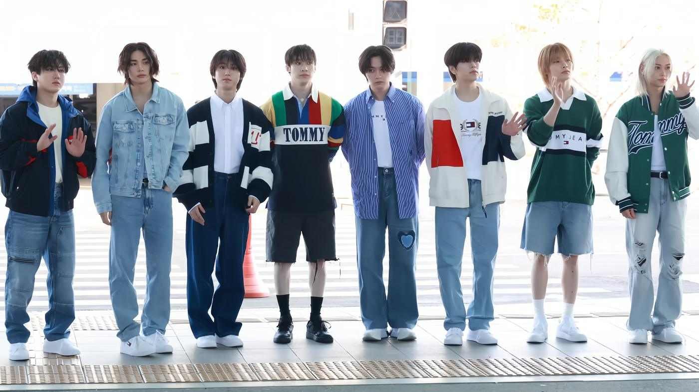 Os oito integrantes do grupo Stray Kids posando lado a lado durante compromisso público