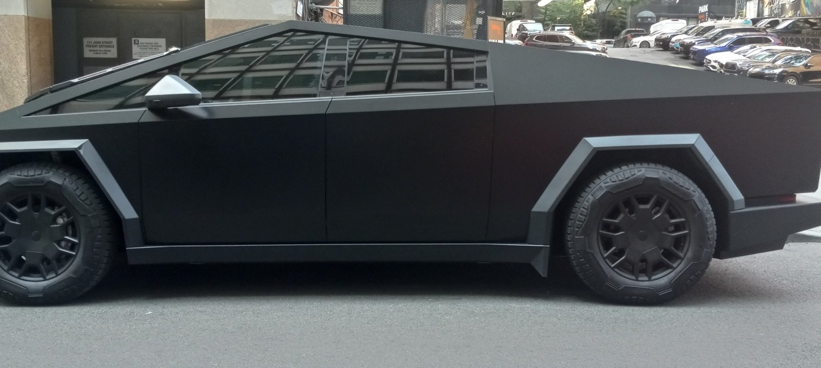 Tesla Cybertruck estacionado em rua de cidade (Foto: Wikimedia Commons)