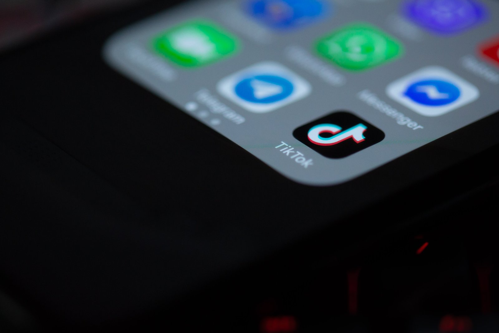 Ícone do aplicativo TikTok na tela de um smartphone (Foto: Solen Feyissa, Wikimedia Commons, CC BY-SA 2.0)