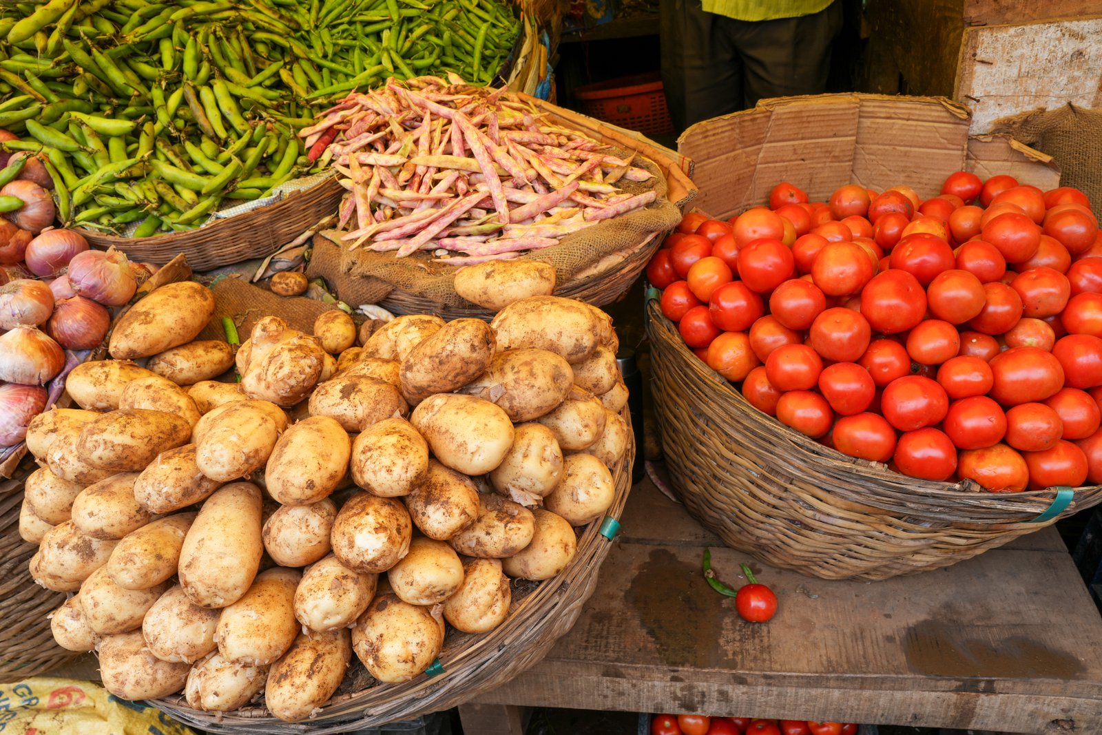 Cestos de batatas e tomates frescos expostos em banca de feira (Foto: Timothy A. Gonsalves/Wikimedia Commons, CC BY-SA 4.0)
