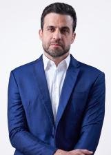 Pablo Marçal, candidato à Presidência da República pelo PRTB, em retrato oficial de candidatura registrado no TSE para as eleições de 2026, vestindo terno azul-marinho e camisa branca sobre fundo branco