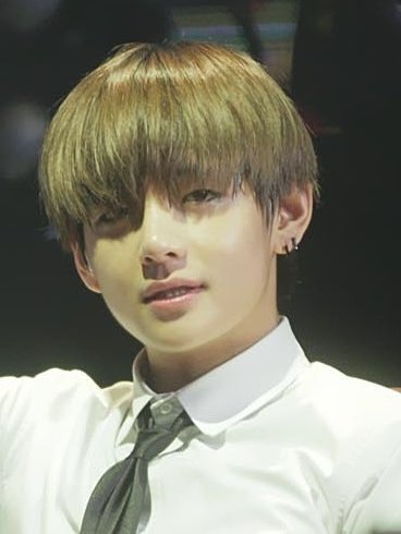 V (Kim Tae-hyung), do BTS, se apresentando ao vivo (Foto: Wikimedia Commons, CC BY 4.0)