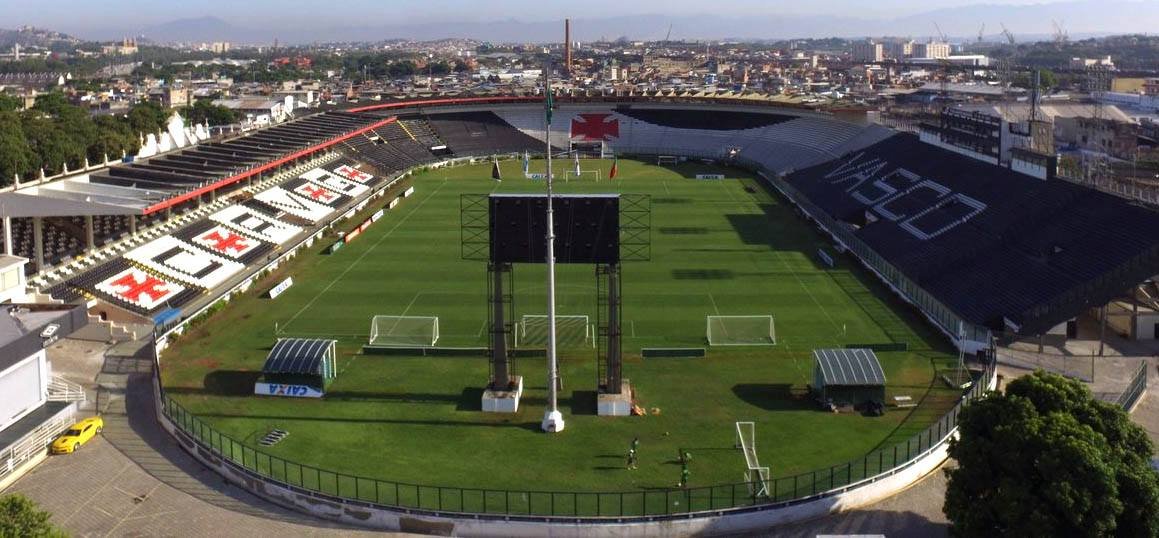 Vista aérea do gramado e das arquibancadas do Estádio de São Januário, em São Cristóvão, no Rio de Janeiro, em dia claro